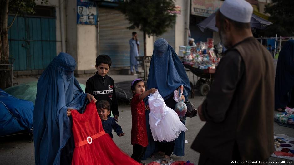 Menschenrechte werden besonders für Frauen beschnitten, die sich nun wieder verhüllen müssen |  Foto: Felipe Dana / AP Photo / picture-alliance