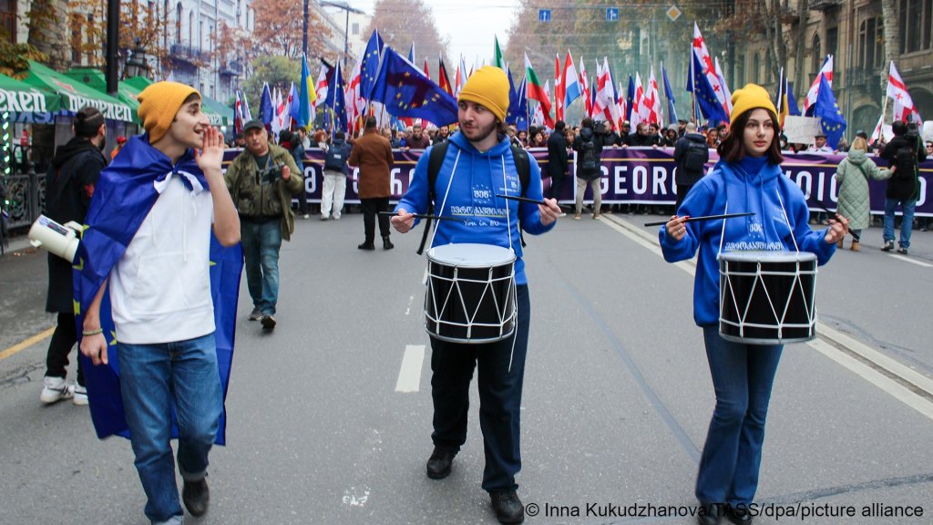 Many young people in Georgia fear their country offers few perspectives and worry about Russia invading. Joining the EU is popular among many of the younger population | Photo. Inna Kukudzhanova/TASS (Russian State picture agency) /dpa/picture alliance