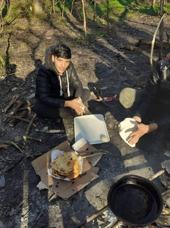 شمشیر خان د یونان په یوه ځنګله کې له نورو دوستانو سره یوځای ځان ته ډوډۍ جوړوي.