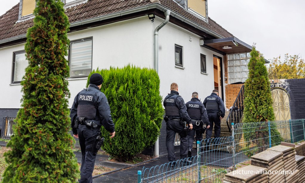 Policisté prohledávají dům v obytné čtvrti  Foto: Olli Spata/DPA/Image Alliance