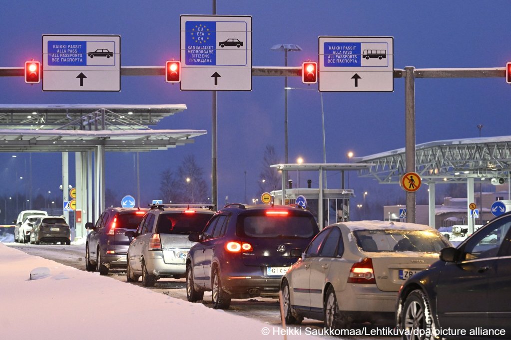 Traffic towards Russia at opened Vaalimaa border check point between Finland and Russia in Virolahti, eastern Finland just after midnight on December 14 | Photo: Heikki Saukkomaa/AP/picture-alliance