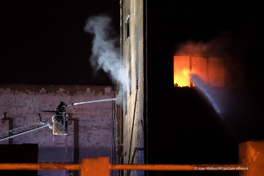 Fire broke out in an abandoned warehouse occupied by migrants in Badalona, Spain, Wednesday 9 December 2020 | Photo: picture-alliance/J. Mateu