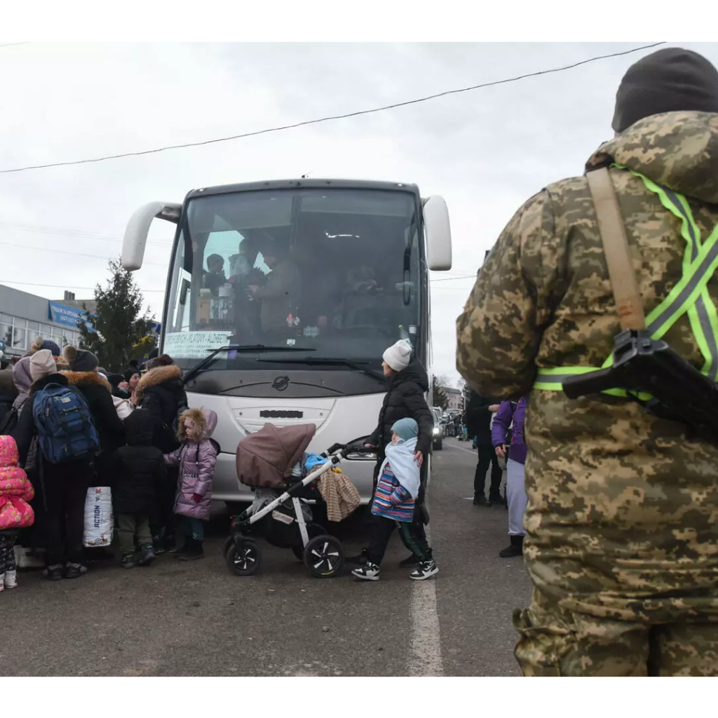 Il y a de nombreuses femmes avec enfants qui affluent vers la frontière polonaise. Crédit : Mehdi Chebil