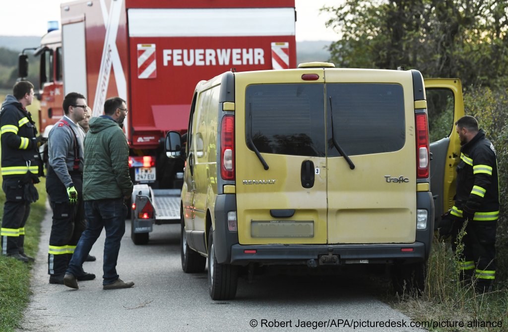 Police and firefighters inspect a van in which two migrants were found dead in Siegendorf, Austria, near the border with Hungary, October 19, 2021 | Photo: Picture-alliance/AP/Robert Jaeger