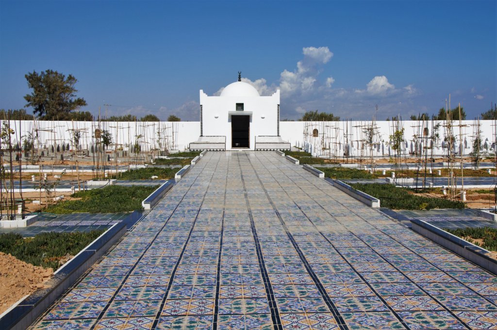 L'artiste algérien Rachid Koraïchi a investi toutes ses économies pour construire le nouveau cimetière. Crédit : Dana Alboz / InfoMigrants