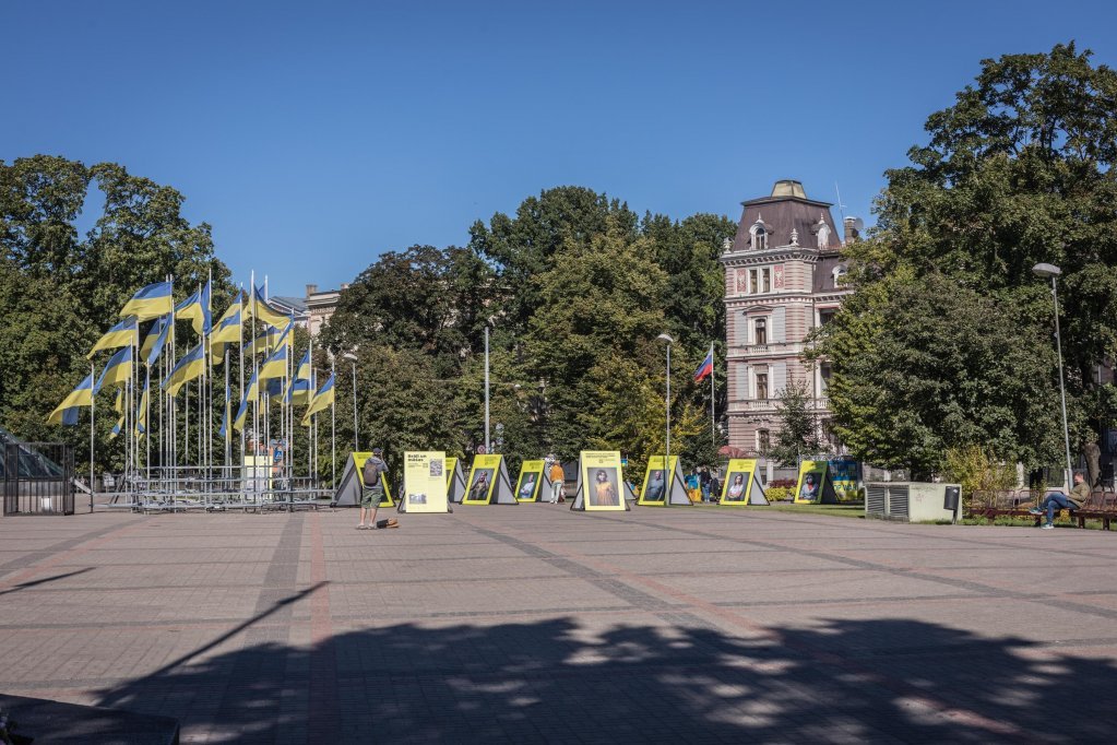 Des drapeaux ukrainiens trônent sur la "Place de la solidarité" à Riga | Photo : Martin Thaulow
