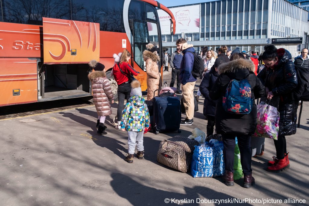 Refugees from Ukraine are received at the Western Bus Station in Warsaw, Poland on February 28, 2022 | Photo: Krystian Dobuszynski/NurPhoto