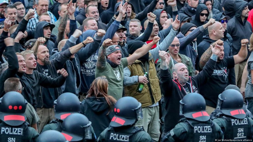 Far-right protestors threaten counterdemonstrators in Chemnitz in 2018. | Photo: Jan Woitas/dpa/picture alliance