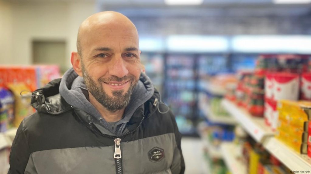 Man Achorr runs his own store in Bonn, like he did in Damascus until he fled seven years ago | Photo: Peter Hille/DW
