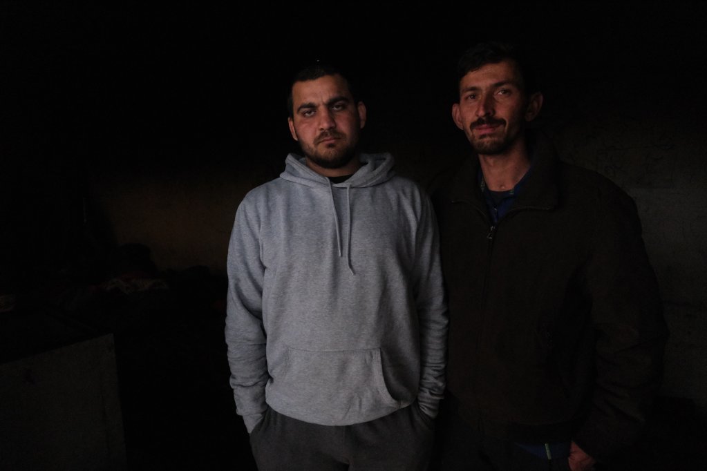 عبد الله (يمين) وغلستان يعيشان في "كارجينا ميتال" في "بيهاتش". قال الشابان الأفغان "الجميع هنا يعانون من مشاكل صحية وإصابات وحتى اكتئاب". المصدر: Kemal Softic - مهاجر نيوز.