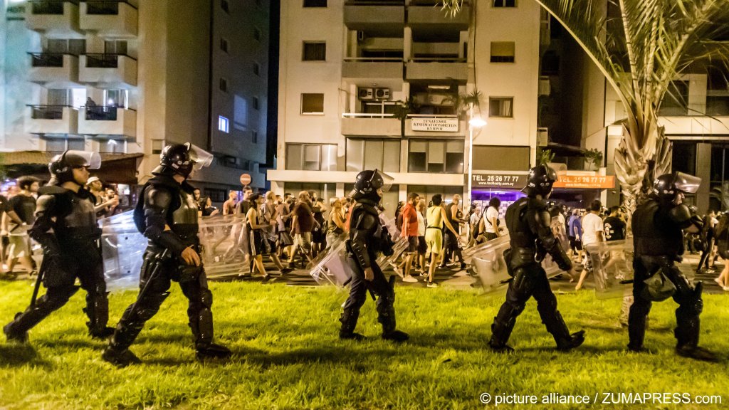 Police followed anti-racism protesters in order to prevent possible riots, a day after the anti-migrant violence in Limassol, Cyprus | Photo: Kostas Pikoulas/ZUMA Press Wire