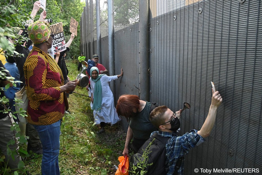 Demonstrators outside Brook House detention center, near Gatwick Airport UK. Some of those inside have been issued with letters of notification to board the Rwanda flights | Photo: Toby Melville / Reuters