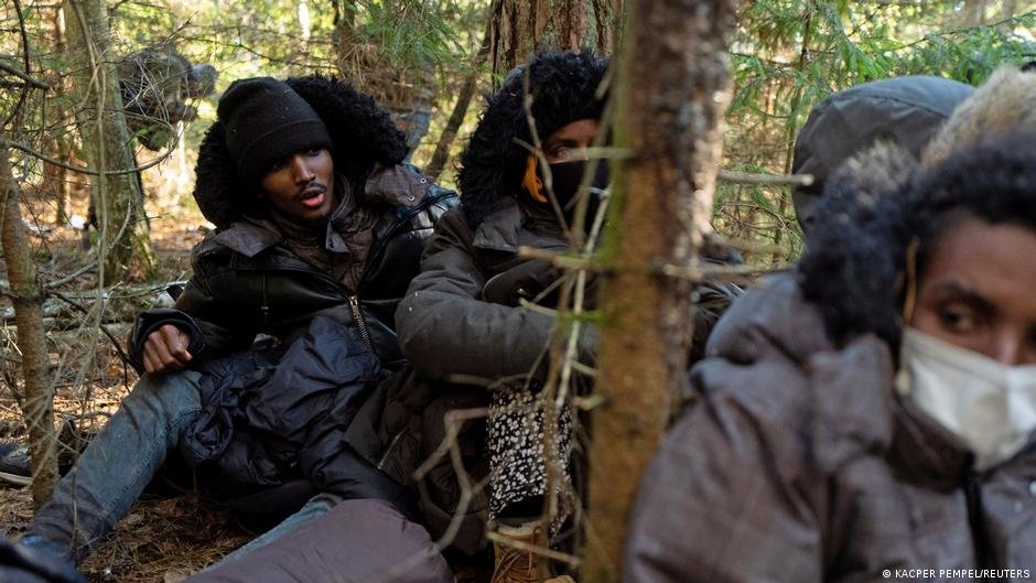 For weeks, this group of refugees from Somalia has been stuck in a forest near the border with Poland in Belarus | Photo: Kacper Pempel/Reuters