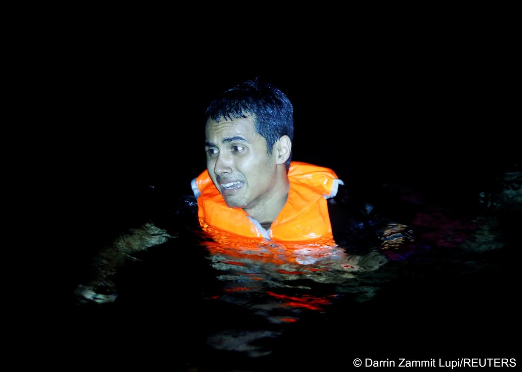 A migrant cries for help after jumping off an overcrowded wooden boat and trying to swim to the German NGO migrant rescue ship Sea-Watch 3 during a rescue operation in international waters off the coast of Tunisia, in the western Mediterranean Sea, August 1, 2021 | Photo: Darrin Zammit Lupi / REUTERS