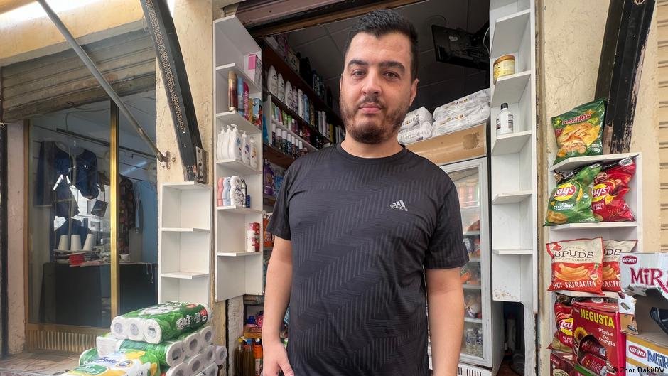 Another Fnideq man, Munir Hamdouch, says he wouldn't leave Morocco because his work and family is here | Photo: Zhor Baki/DW