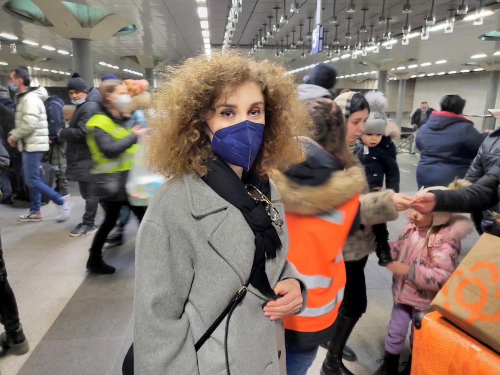 Nino, a Georgian woman living in Berlin, stands in a makeshift welcome area inside Berlin's main train station on March 7, 2022 | Photo: Benjamin Bathke/InfoMigrants
