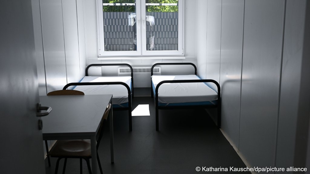 Two beds in a double room of the secondary migration center in Dresden, seen on July 8 | Photo: Katharina Kausche/picture-alliance