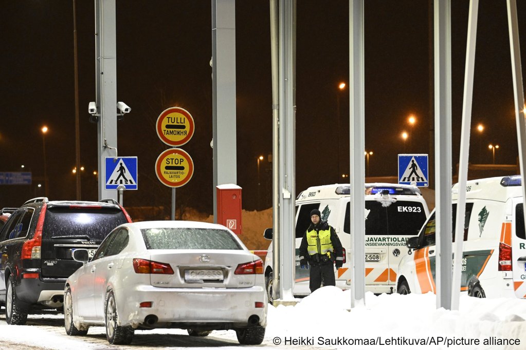 Finnish Border Guard watch as traffic starts to cross the Vaalimaa border station between Finland and Russia in Virolahti at midnight on Wednesday, December 13 | Photo: Heikki Saukkomaa/AP/picture-alliance
