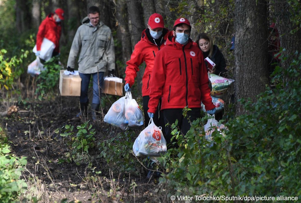 Members of Belarusian Red Cross deliver humanitarian aid to a refugee camp on the border between Belarus and Poland | Photo: Viktor Tolochko/Sputnik/dpa/picture alliance 