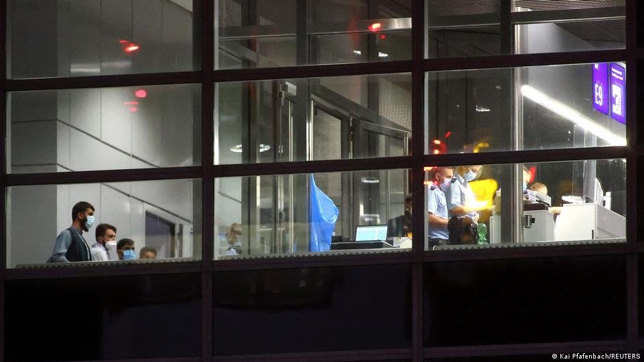 Des Afghans venant d’atterrir à l’aéroport de Francfort après avoir pris un vol d’évacuation à Kaboul. | Photo : Kai Pfafenbach/Reuters