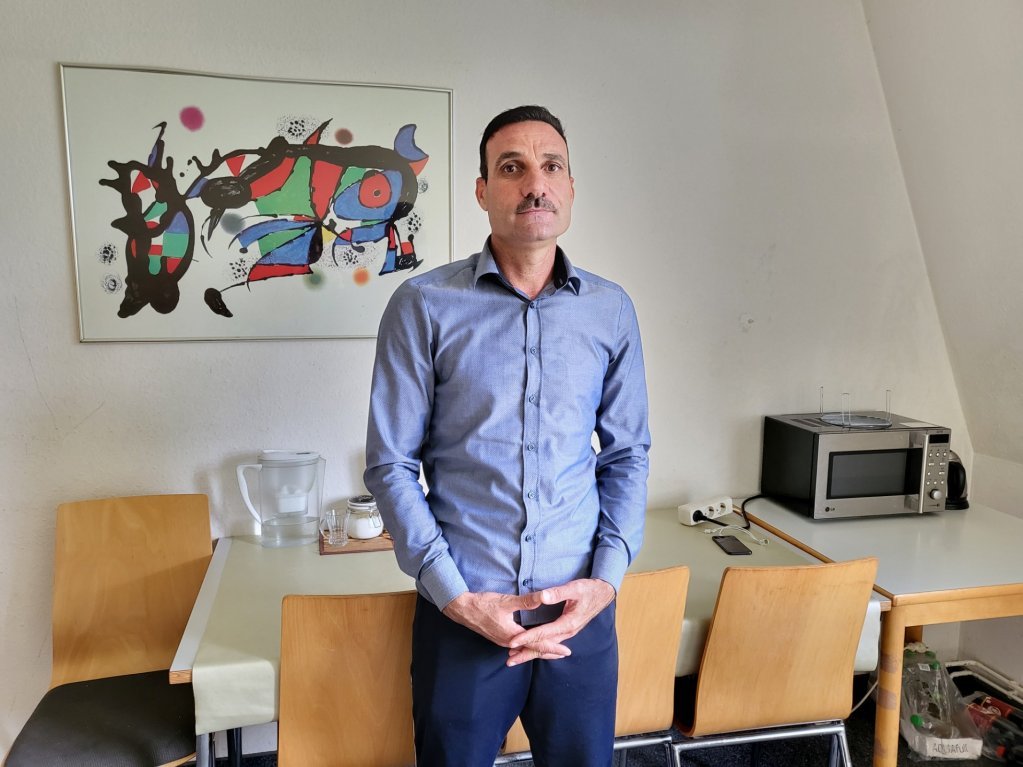 Dheyab Ali dans son logement à Bad Saarow | Photo : Benjamin Bathke/InfoMigrants
