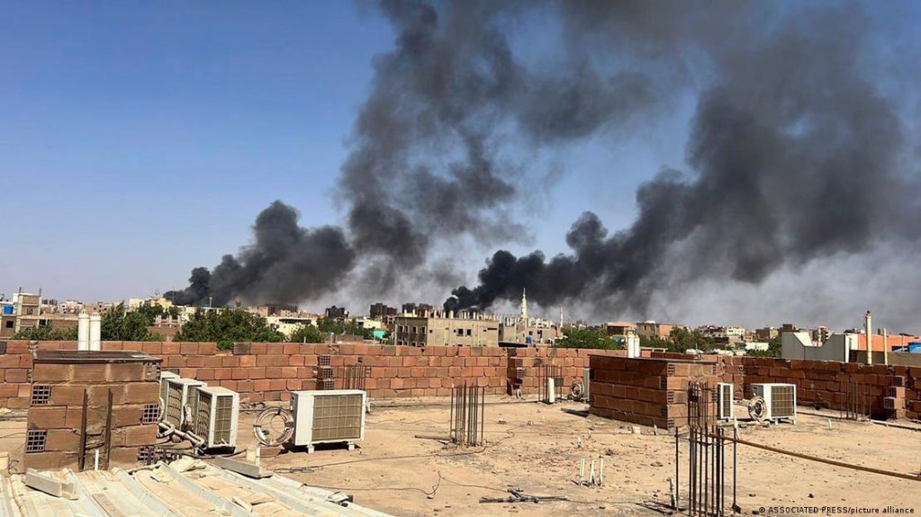 The sky in Khartoum filled with smoke after an air strike | Photo: ASSOCIATED PRESS/picture alliance