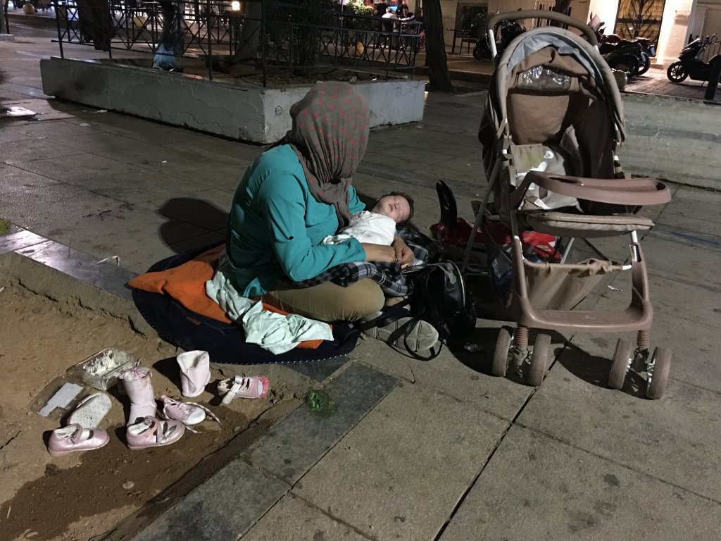 Une femme avec son bébé sur la place Victoria, Athènes, octobre 2020 |  Photo : Marion MacGregor/InfoMigrants