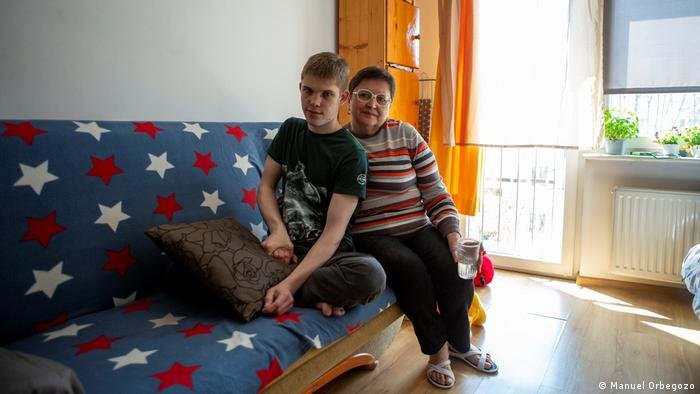 Natasha hopes her son Anton can stay in Poland for the next years | Photo: Manuel Orbegozo / DW
