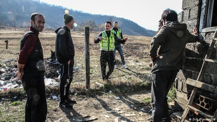 اعضای یک سازمان امدادی با مهاجران در بوسنیا