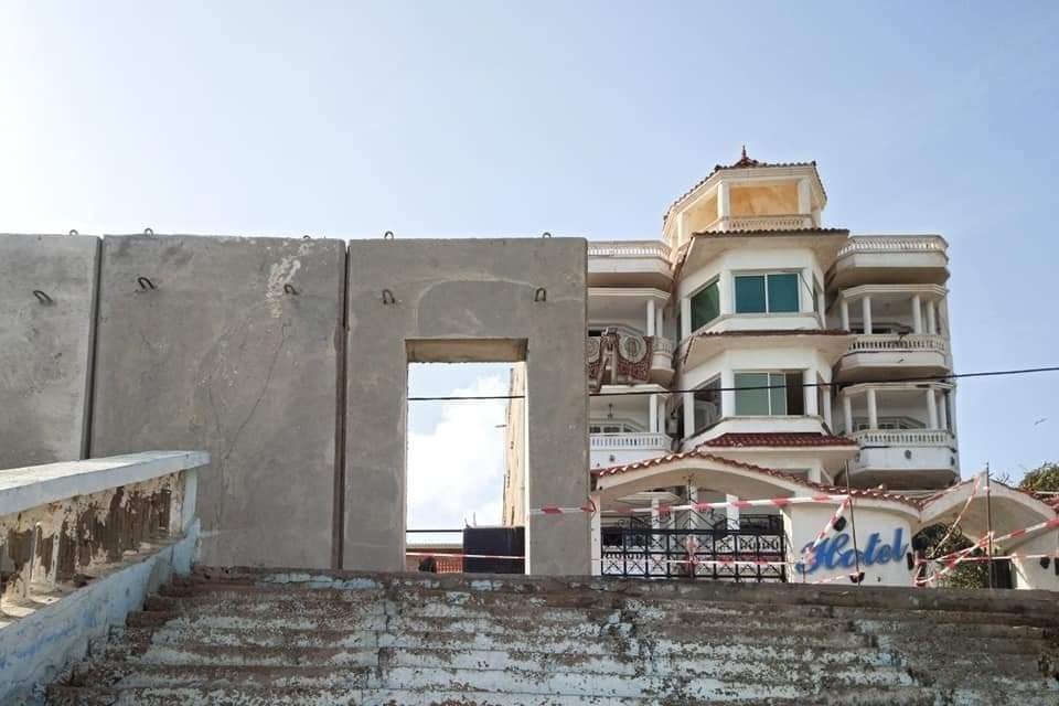 جدران خرسانية بارتفاع أربعة أمتار، بنتها بلدية وهران على طول الشاطئ في منطقة عين الترك. المصدر: بلدية وهران 