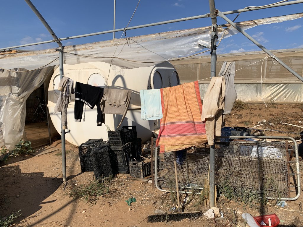 Makeshift accommodation at the side of the fields on a Bangladeshi-run farm near Vittoria, Sicily | Photo: Emma Wallis / InfoMigrants
