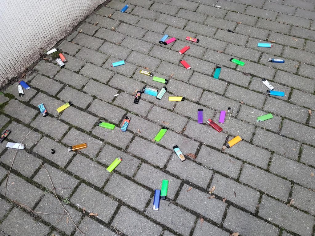 Cigarette lighters lying in front of Dessau's Office of the Public Prosecutor on January 7, 2025 | Photo: Benjamin Bathke