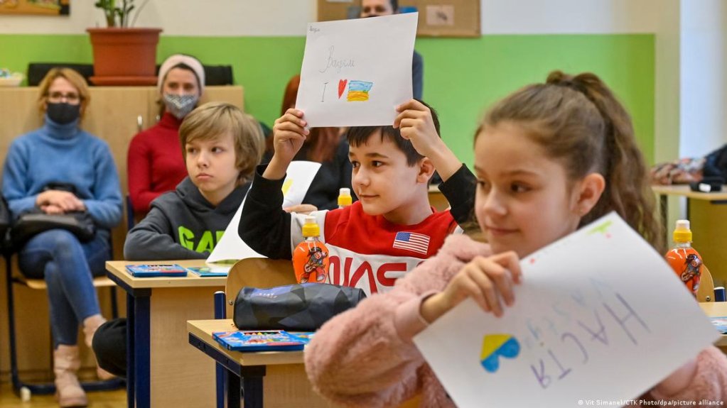 Ukrainian children in a Prague classroom — beyond Czech, students are also taught in their mother tongueImage: Vit Simanek/CTK | Photo/dpa/picture alliance