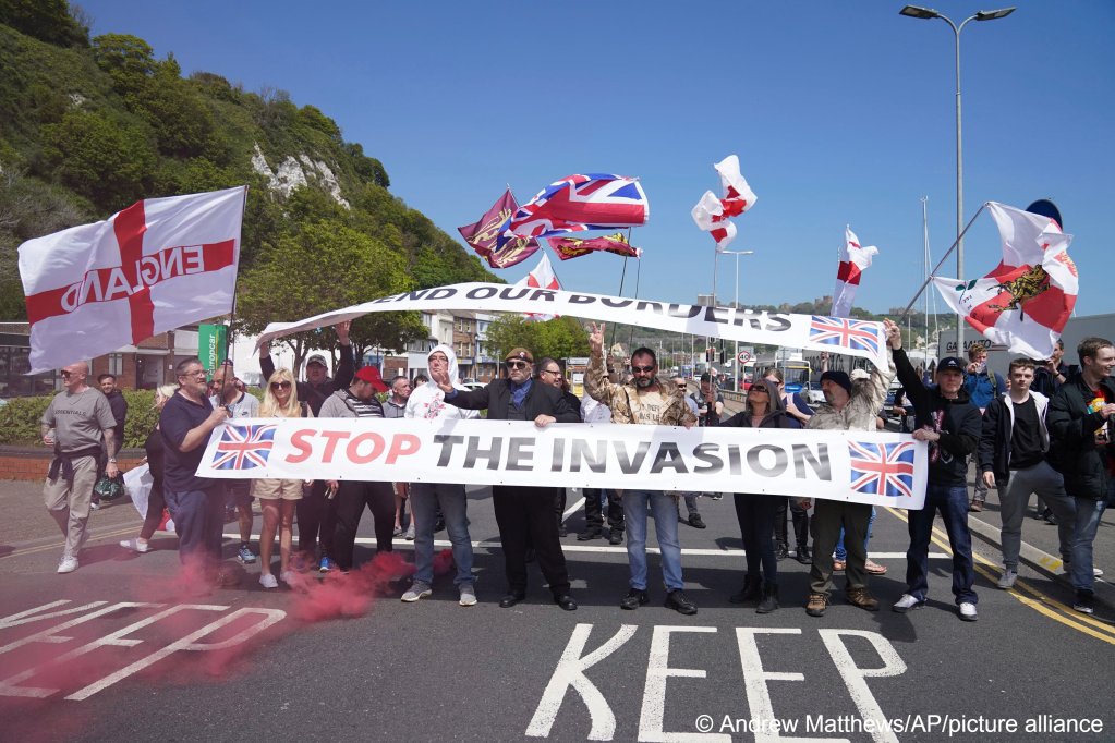 People take part in an anti-immigration protest in Dover, England on May 29, 2021, demonstrating against the journeys made by irregular migrants crossing the English Channel | Photo: Andrew Matthews/AP/picture-alliance
