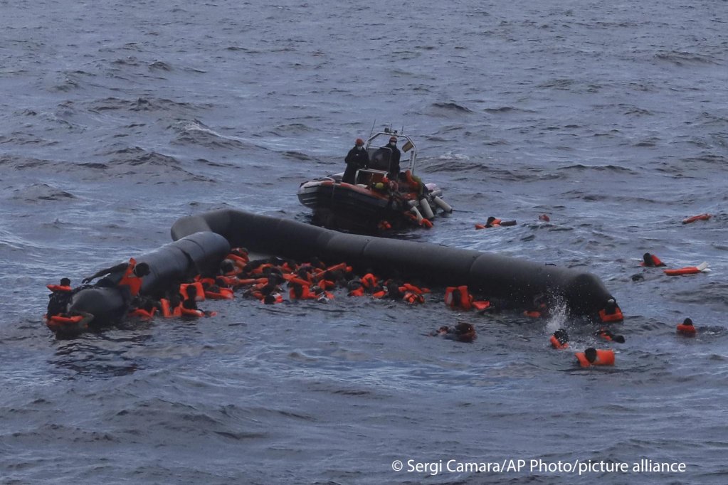 A dramatic rescue mission took place in the Mediterranean on November 11 | Photo: Sergi Camara/AP Photo/picture-alliance