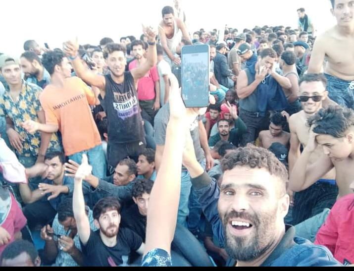 المهاجرون الذين تمكنوا من الفرار من ليبيا نحو إيطاليا، بعد دخولهم المجال البحري الإيطالي