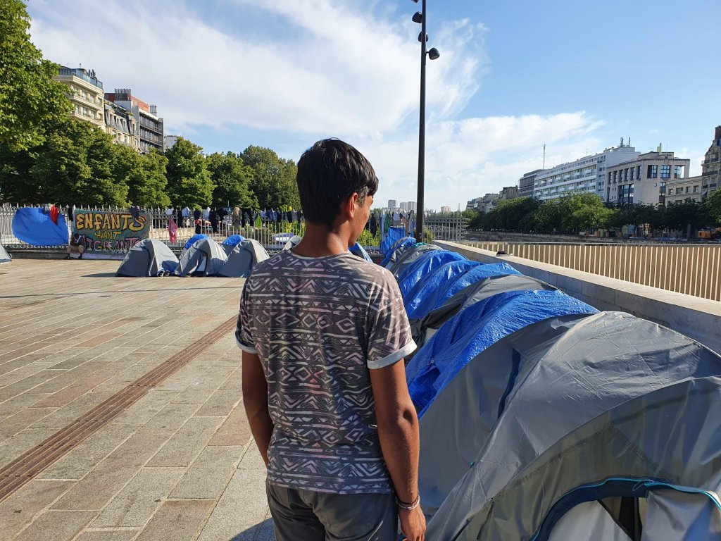 Golhassan dort chaque soir dans ce campement de fortune installé sur la place de la Bastille, à Paris. Crédit : InfoMigrants