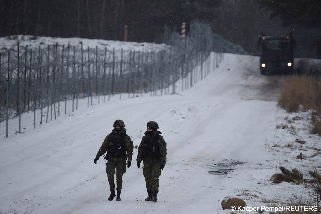 Polish border guard officers patrol near the Kuznica-Bruzgi checkpoint on the Polish-Belarusian border amid the migrant crisis, in Kuznica, Poland, December 6, 2021 | Photo: REUTERS/Kacper Pempel