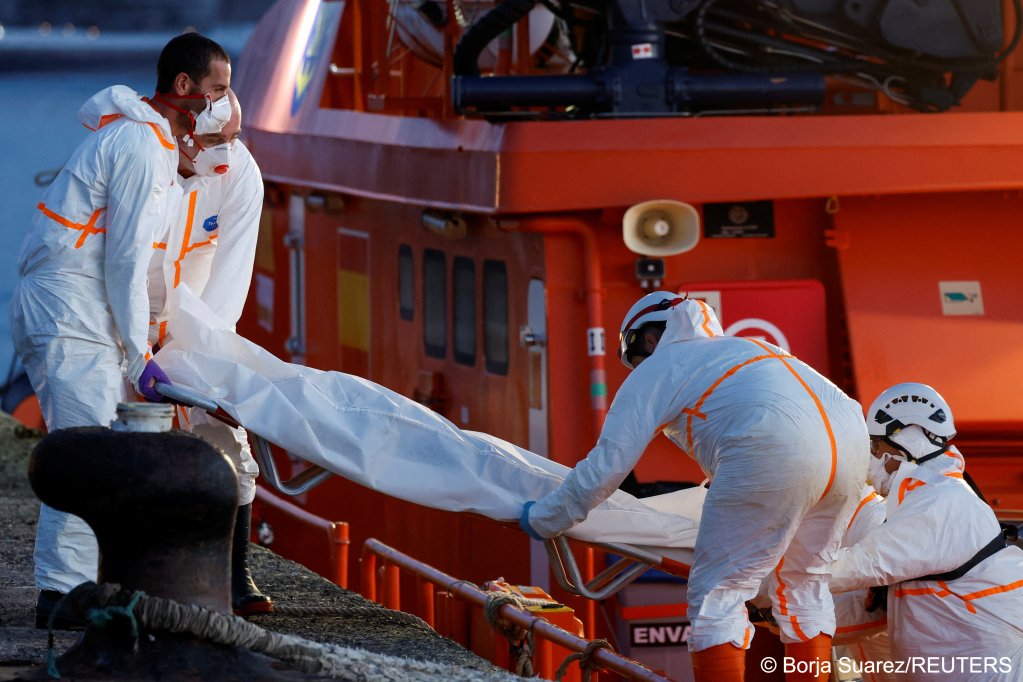 Rescuers carry the body of a deceased migrant out of a Spanish coast guard vessel at the port of Arguineguin, on the island of Gran Canaria, Spain, March 12, 2024 | Photo: REUTERS/Borja Suarez