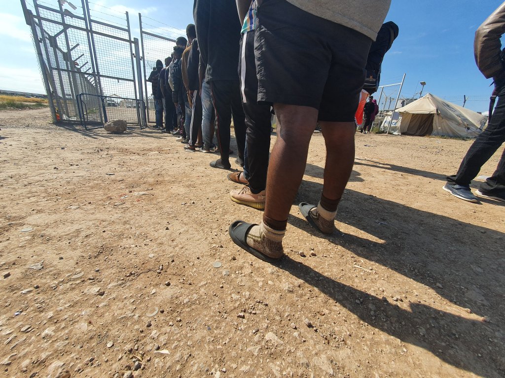 Chaque jour, les demandeurs d'asile se pressent pour la distribution de nourriture opérée par les employés du centre de Pournara, à Chypre. Crédit : InfoMigrants