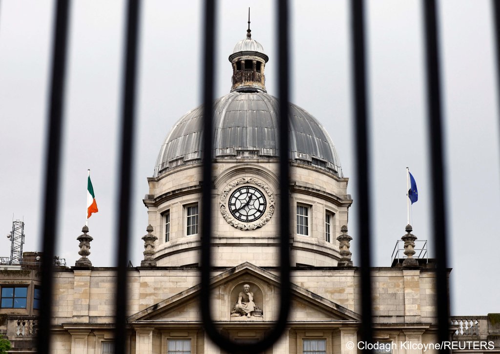 A view of Irish government buildings through the railings of the front gate | Photo: Clodagh Kilcoyne / Reuters