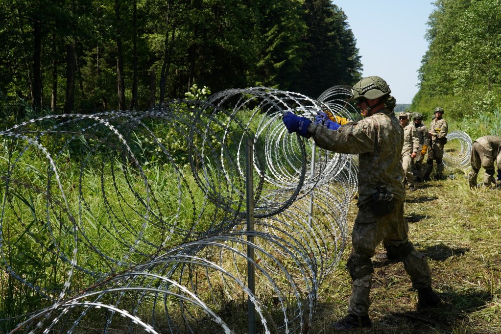 La Lituanie a commencé, vendredi 9 juillet, a installé des barbelés à la frontière avec la Biélorussie. Crédit : Reuters