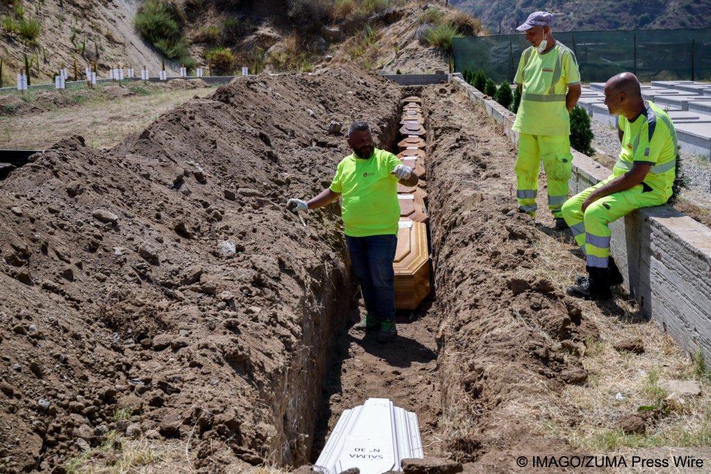 21 people who died in the shipwreck in the Ionian Sea last June are buried in the migrants’ cemetery in Armo, Reggio Calabria, on August 7, 2024 | Photo: Valeria Ferraro / ZUMA / IMAGO