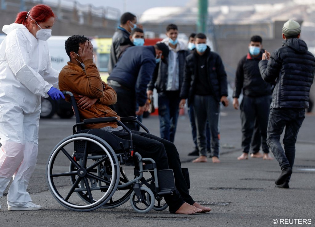 A migrant is transferred in a wheelchair after disembarking from a Spanish coast guard vessel, in the port of Arguineguin, on the island of Gran Canaria, Spain, March 27, 2022 | Photo: Borja Suarez /REUTERS