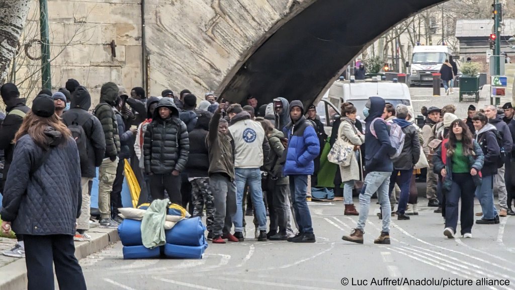 The Paris authorities said that there was a risk of flooding ahead of the evacuation, that is not true, say organizations that work with migrants. The young people were offered no alternative shelter | Photo: Luc Auffret / Anadolu / picture alliance