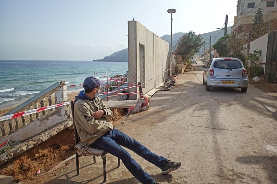 جدران خرسانية بارتفاع أربعة أمتار، بنتها بلدية وهران على طول الشاطئ في منطقة عين الترك. المصدر: بلدية وهران على فيسبوك