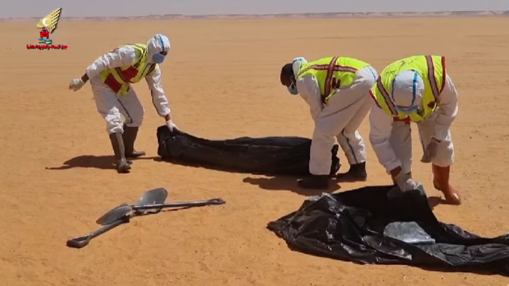 صورة لعملية نقل الجثث من الصحراء. المصدر: فيديو نشره جهاز الإسعاف والطوارئ الكفرة""