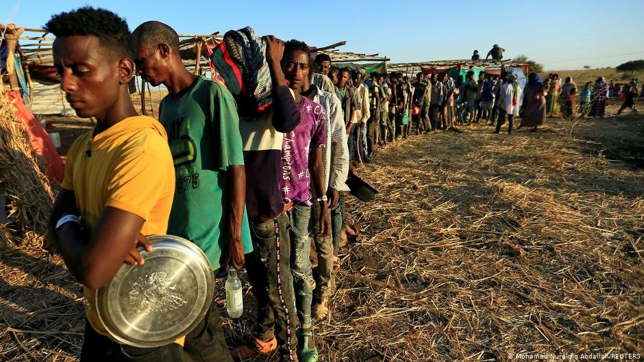 Ethiopian refugees who fled to Sudan from Tigray wait in line to receive food aid | Photo: Mohamed Nureldin Abdallah/REUTERS