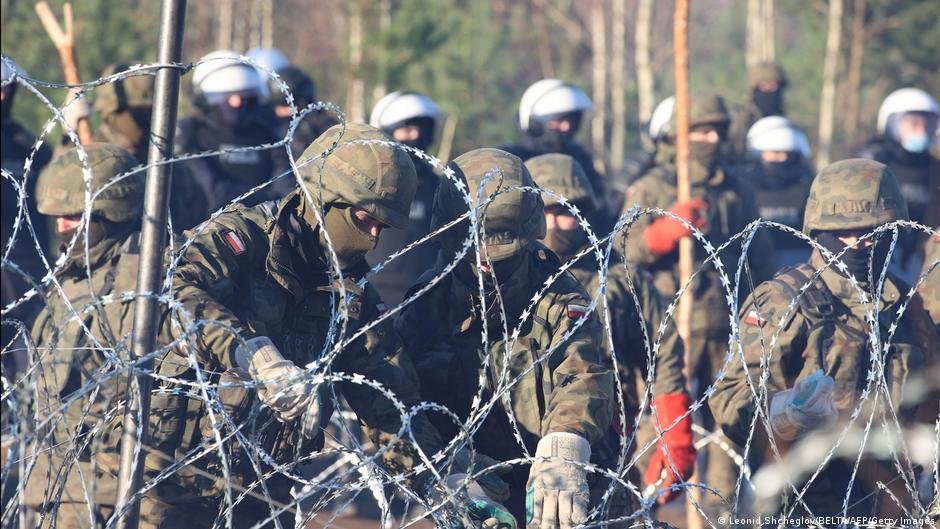 Poland has set up a razor wire fence in some places on its frontier with Belarus to stop migrants from crossing over | Photo: Leonid Shcheglov/Belta/AFP/Reuters