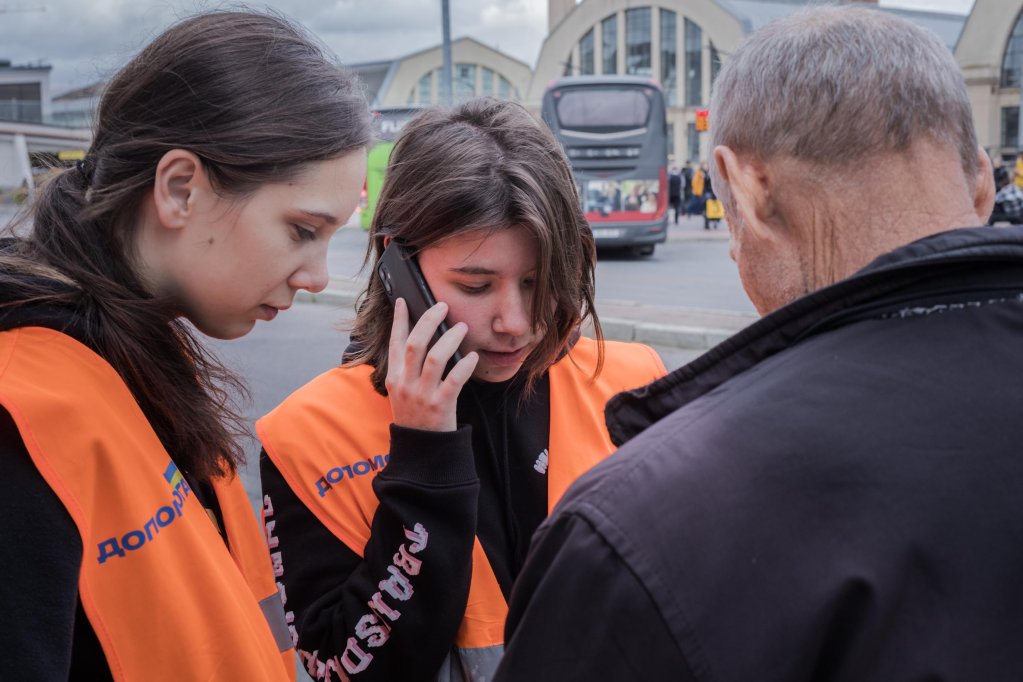 Iryna (middle) helping an Ukrainian refugee at the central bus station in Riga, Latvia | Photo: Martin Thaulow